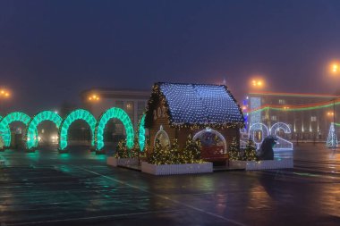 Şehrin sokaklarında parlak yeni yıl aydınlatma tasarımı.