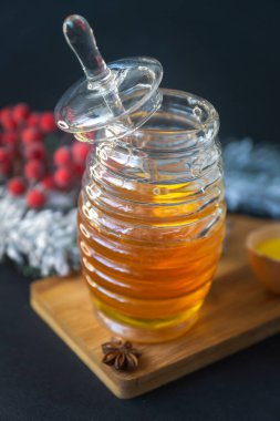 Fırın ürünleri veya tatlılar hazırlanırken, tüm malzemeler ve baharatlar ev yapımı fırıncı, bal, süt, yumurta, sahor, un, tarçın, yıldız anason için hazırlanır..