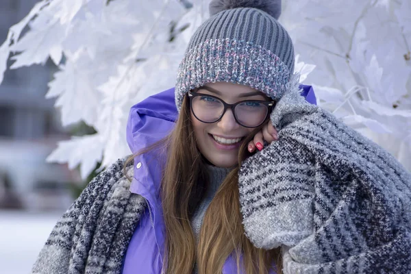 Giovane Bella Ragazza Abiti Caldi Una Passeggiata Nel Parco Invernale — Foto Stock