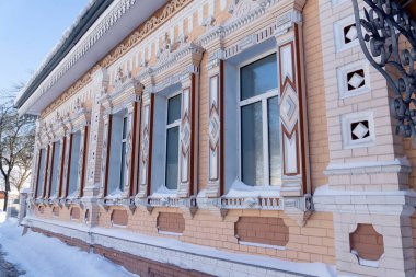 Yoğun kardan sonra, kar, caddeler, konut binaları, ağaçlar, kaldırımlar, mavi gökyüzü, güneşli bir gün....