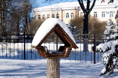 Yoğun kardan sonra, kar, caddeler, konut binaları, ağaçlar, kaldırımlar, mavi gökyüzü, güneşli bir gün....