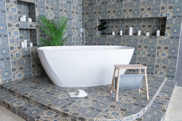 Modern banyo köşesinde siyah kiremit duvarlar, beton zemin, beyaz küvet ve çift lavabo. 3d oluşturma