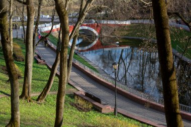 Rumyantsevler ve Paskevich 'lerin sarayı. Kışın Gomel Sarayı ve Park topluluğu adını Lunacharsky 'den almıştır. Gomel. Beyaz Rusya. Gomel Parkı 'nda bahar geldi. Müze. Gomel 'in manzarası.