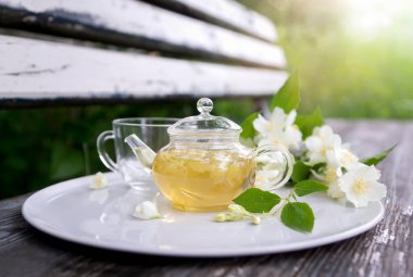 Yaz bahçesinde Chasmina çiçekli çay.
