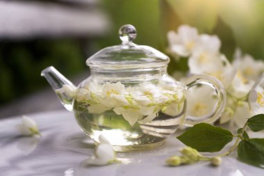 Yaz bahçesinde Chasmina çiçekli çay.