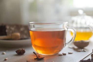 Ballı tatil kurtarıldı. Masada bal, siyah ekmek ve çay var..