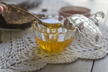 Ballı tatil kurtarıldı. Masada bal, siyah ekmek ve çay var..