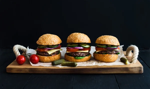 Hambúrgueres de carne fresca — Fotografia de Stock