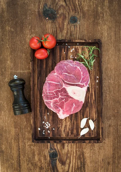 Rohes frisches Rindfleisch — Stockfoto