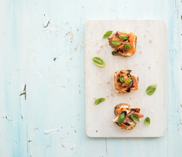 Bruschettas mit Schinken und gerösteter Melone — Stockfoto