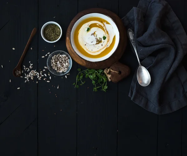 Kürbissuppe mit Sahne — Stockfoto