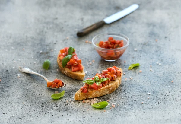 Tomato and basil bruschetta sandwich — Stock Photo, Image