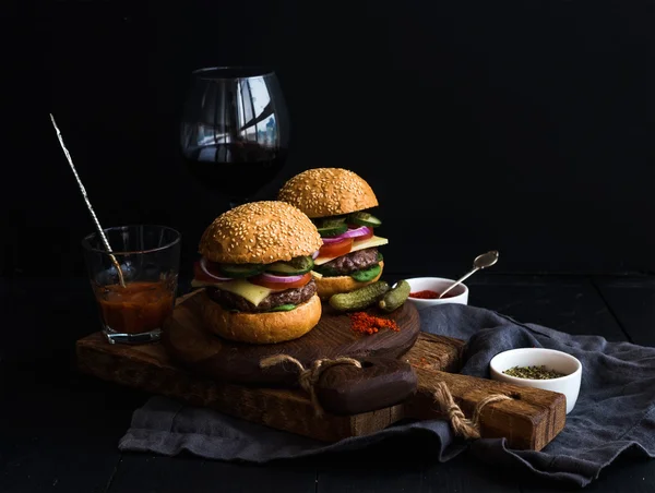新鮮な牛のハンバーガー — ストック写真