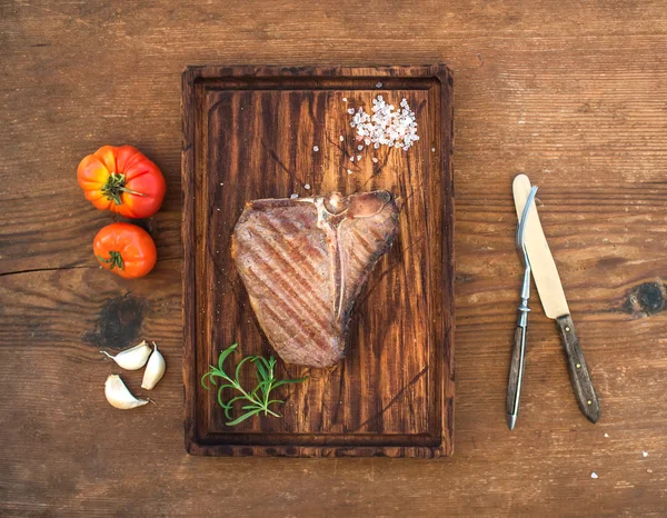 Carne cozida bife em t-bone — Fotografia de Stock