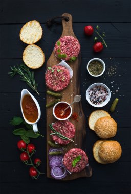 Hamburger yemek pişirmek için malzemeler