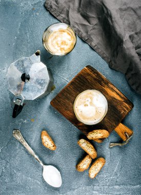 Bardak kahve dondurma ile