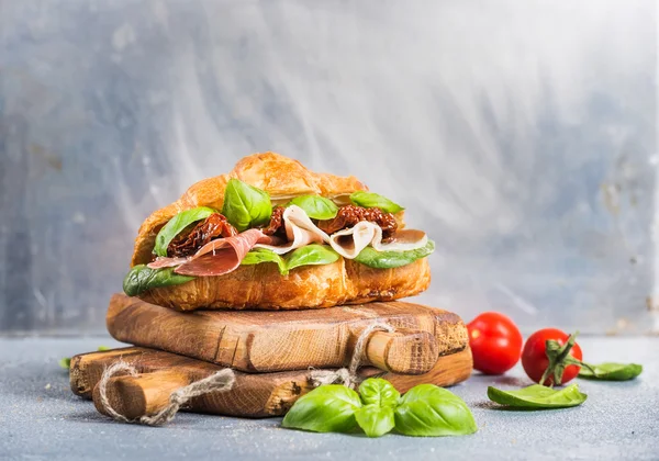 Croissant smörgås med rökt kött — Stockfoto