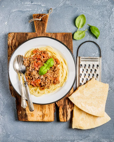 Спагетті Bolognese в металеву пластину — стокове фото