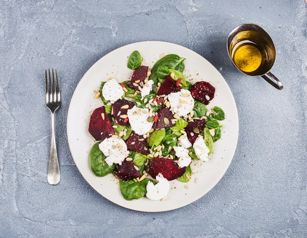 Salad with roasted beetroot — Stock Photo, Image