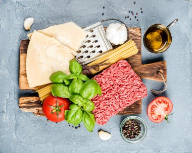 Bolognese makarna yemek pişirmek için malzemeler