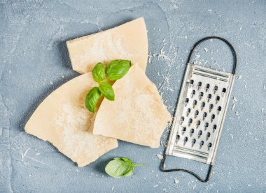 Parmesan peyniri kesimleri