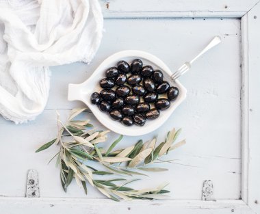 Beyaz seramik plaka Siyah Zeytin