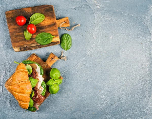 Sanduíche de croissant com carne defumada — Fotografia de Stock