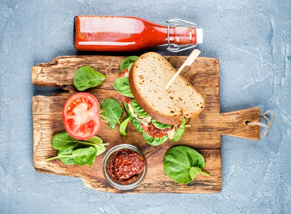 Pollo, pomodoro essiccato al sole e sandwich agli spinaci — Foto Stock