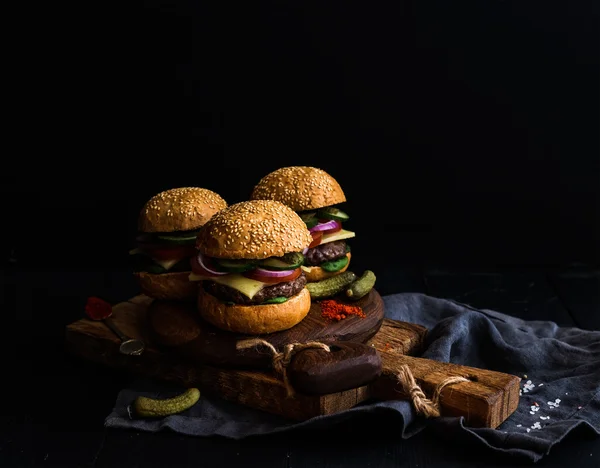 Hambúrgueres de carne fresca com picles e especiarias — Fotografia de Stock