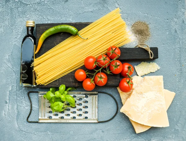 Ingredients for cooking pasta — Stock Photo, Image