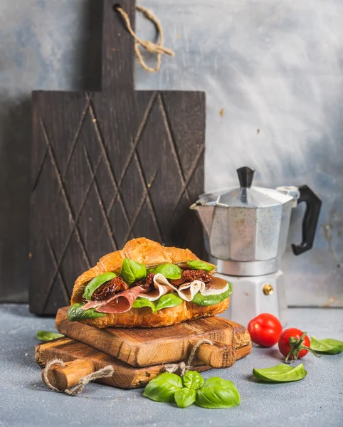 Croissant Sandwich mit geräuchertem Fleisch — Stockfoto