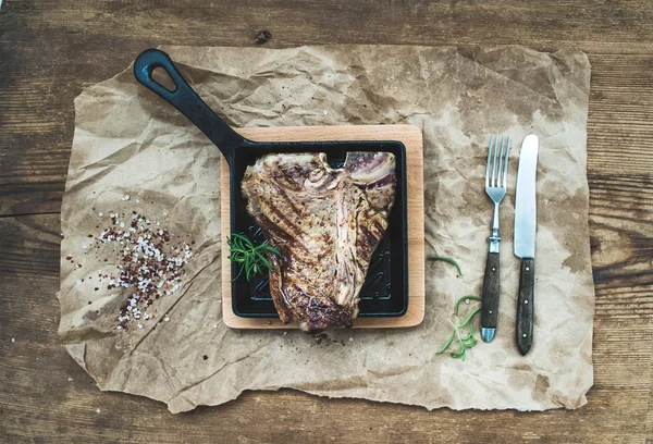 Carne cocida filete de hueso en t —  Fotos de Stock