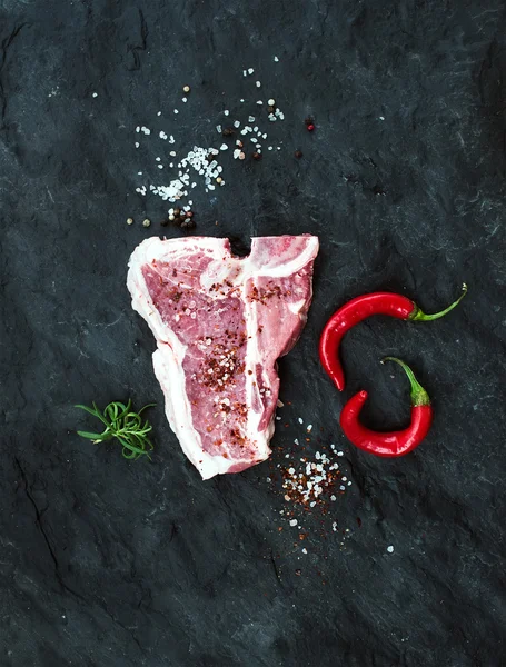 Bife cru de carne fresca com especiarias — Fotografia de Stock