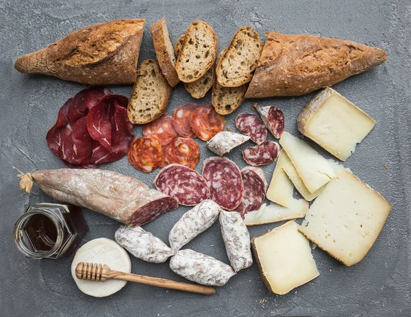 Sélection d'apéritifs au fromage et à la viande — Photo