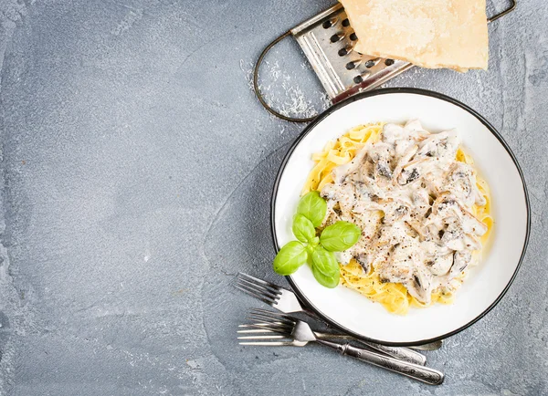 Tagliatelle pasta with mushrooms and creamy sauce — Stock Photo, Image