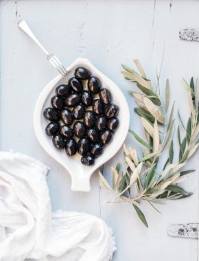 Beyaz tabak içinde Siyah Zeytin