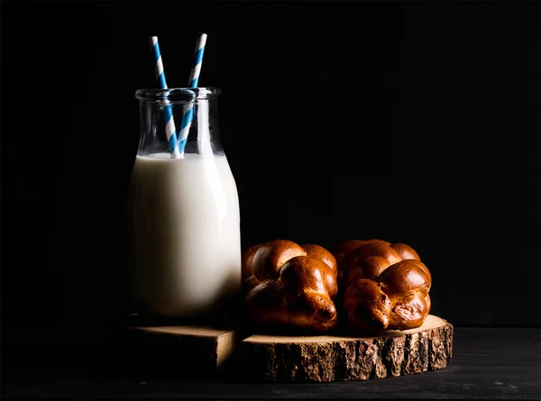 Бутылка молока и булочки с буханкой — стоковое фото