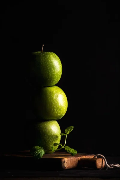 Manzanas verdes haciendo pila — Foto de Stock