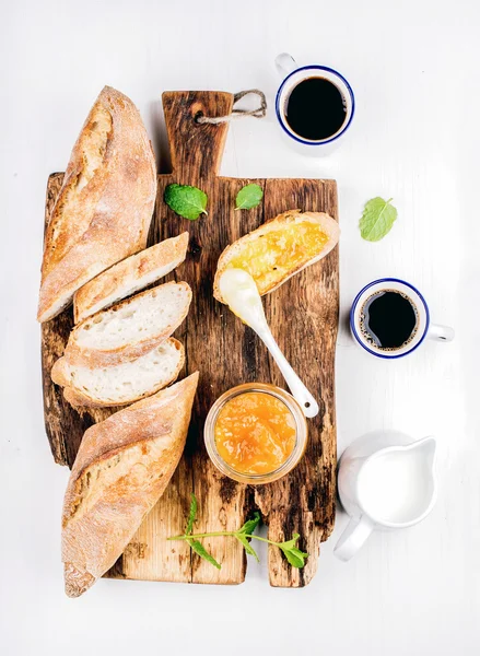 Baguette, marmellata di arance e caffè — Foto Stock