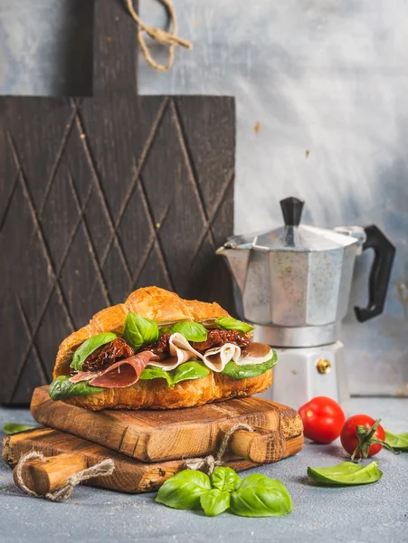 Croissant Sandwich mit geräuchertem Fleisch — Stockfoto