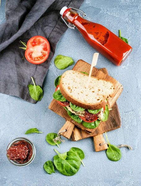 Kip, zongedroogde tomaat en spinazie sandwich — Stockfoto