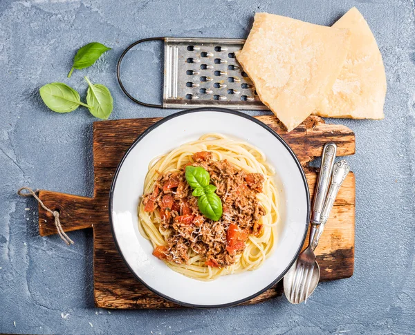 Espaguete Bolonhesa em placa de metal — Fotografia de Stock