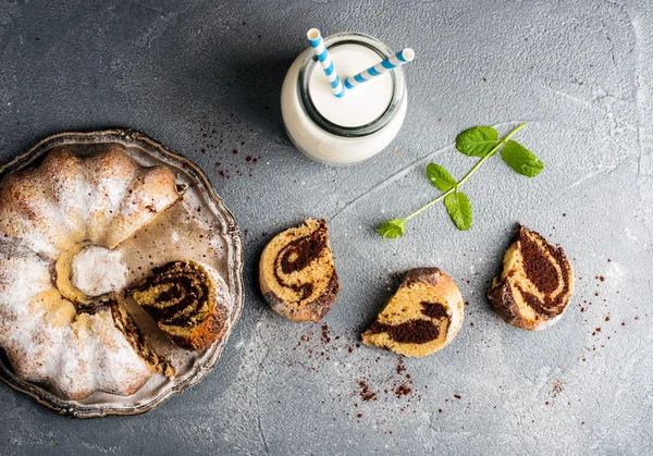 Zebra bundt cake in stukjes gesneden — Stockfoto