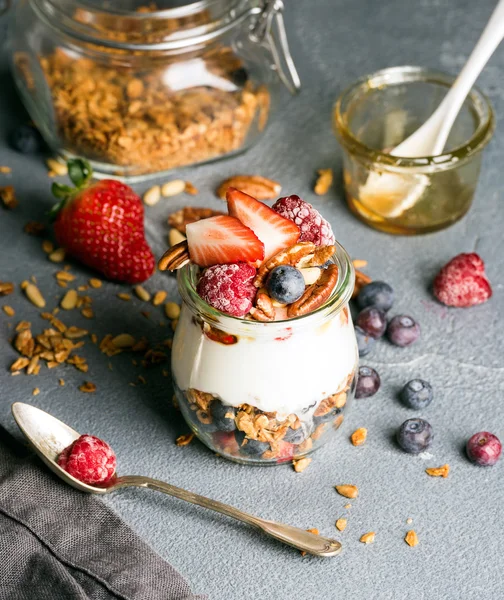 Granola de avena de yogur con bayas frescas —  Fotos de Stock