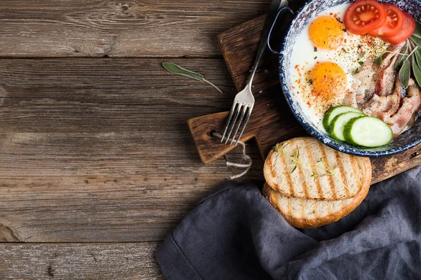 Pan de huevos fritos con tocino —  Fotos de Stock