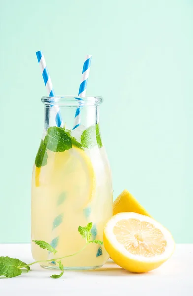 Бутылка домашнего лимонада — стоковое фото