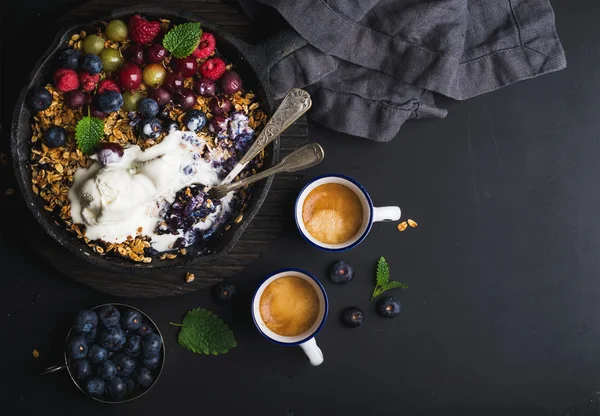 Oat granola crumble with fresh berries — Stock Photo, Image