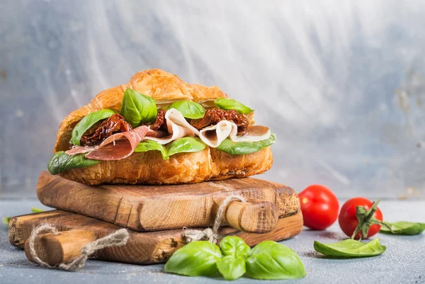 Croissant sandwich with smoked meat — Stock Photo, Image
