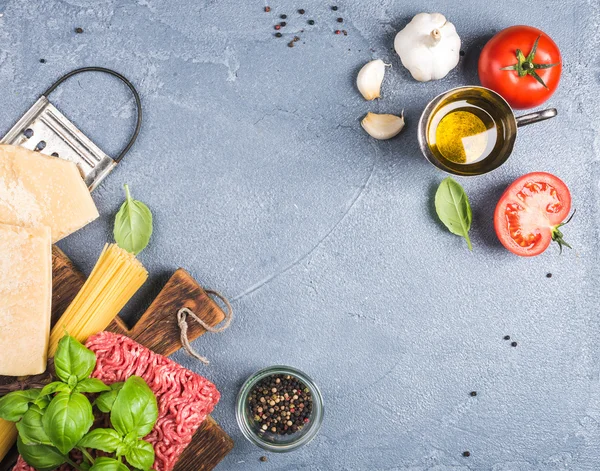 Ingredientes para cocinar pasta Boloñesa — Foto de Stock