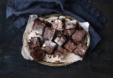Koyu çikolata ve cevizli brownie kareler